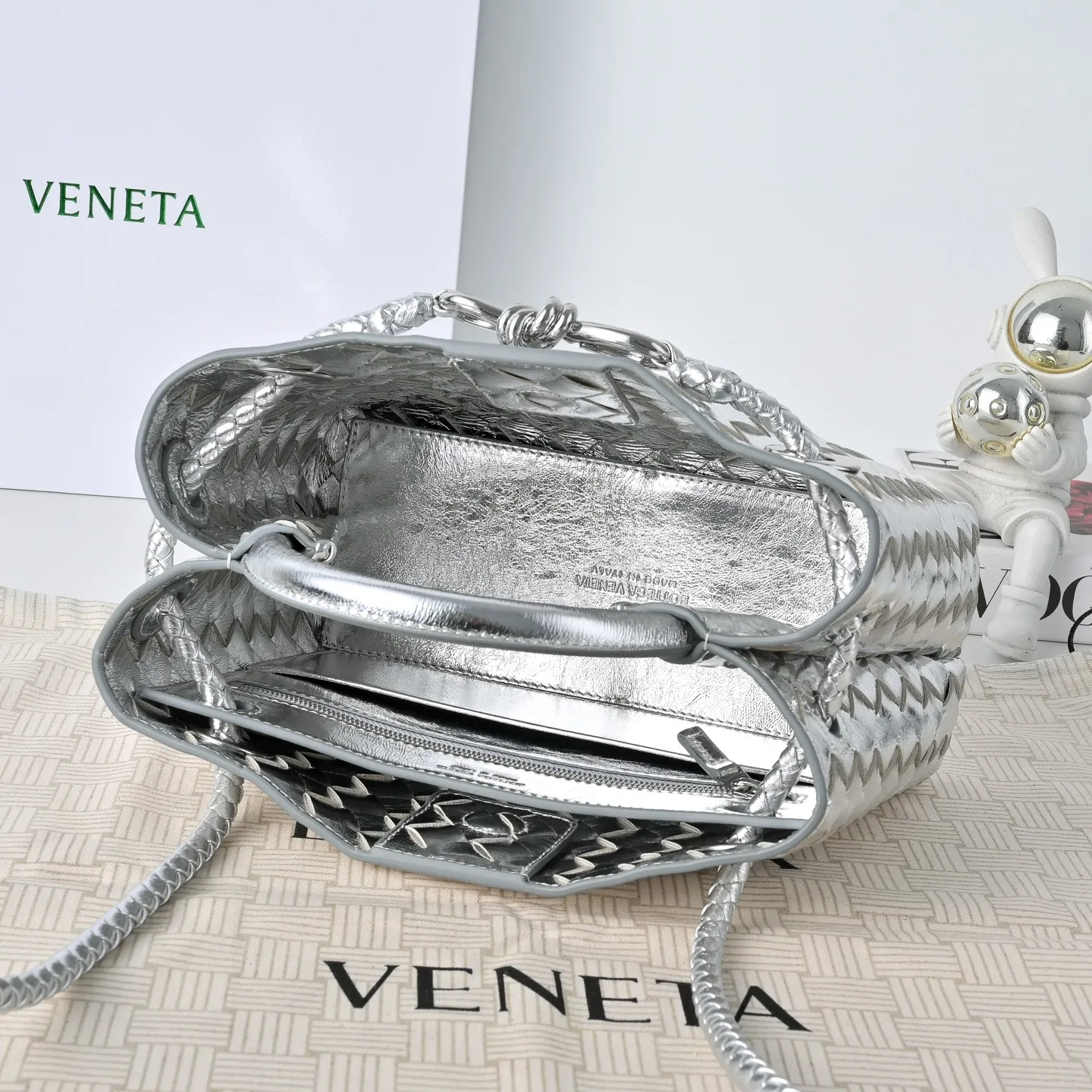 The 2023 new Andiamo batch of 1860 BV has been shipped‼ ️Really popular🔥The new Andiamo woven handbag launched by Bottega Veneta this season is really popular all over the world! ! Celebrities at home and abroad have worn it, and Oscar-winning actress Michelle Yeoh has taken it out on the street. Song Jia, Trai Yara, Yu Feihong, Sanji Ayaka, Rosie Hunting-Whiteley, Yoshioka Riho, etc. have all picked up this bag. It is classic and versatile, showing off its temperament, and the bag capacity is also large, which is very convenient for daily commuting! ! A variety of carrying methods, the shoulder straps can be adjusted by yourself, the original lambskin feels soft and delicate, and the unisex style breaks the gender boundaries and brings a more practical and longer-lasting use experience. Andiamo, which has both elegant and casual styles, perfectly interprets the true appearance of "fashionable old money style". Style number: 7463 Size: 25*22*10.5cm